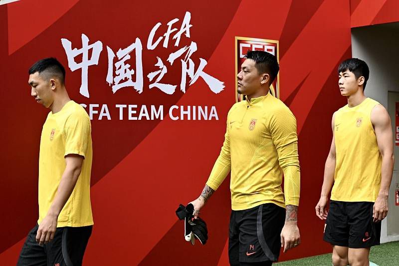 于是，他再也没忍住，双腿一弯，便不由自主的跪在地上，口中绝望的大喊：啊......我的手......我的胳膊......好痛啊。